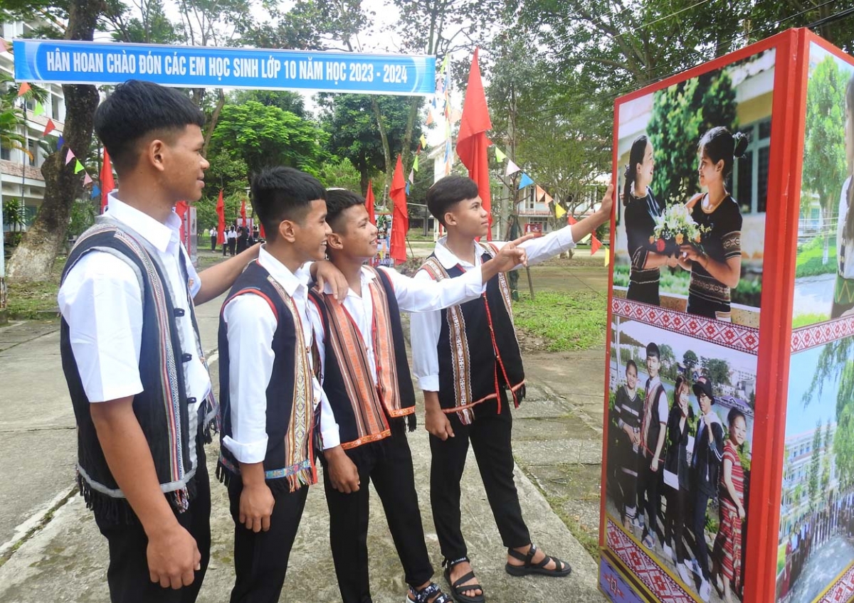 Học sinh Trường PTTH Dân tộc Nội trú tỉnh Kon Tum trước giờ khai giảng năm học mới 2023- 2024