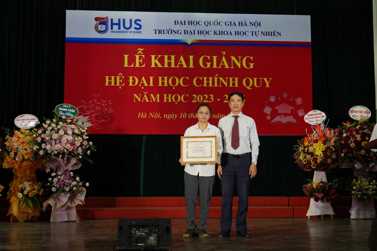 GS.TS. Lê Thanh Sơn, Phó Hiệu trưởng Trường ĐHKHTN trao giấy khen cho sinh viên Đỗ Minh Ngọc, K65 Công nghệ Sinh học (Chất lượng cao), tốt nghiệp sớm trước thời hạn với kết quả xuất sắc.