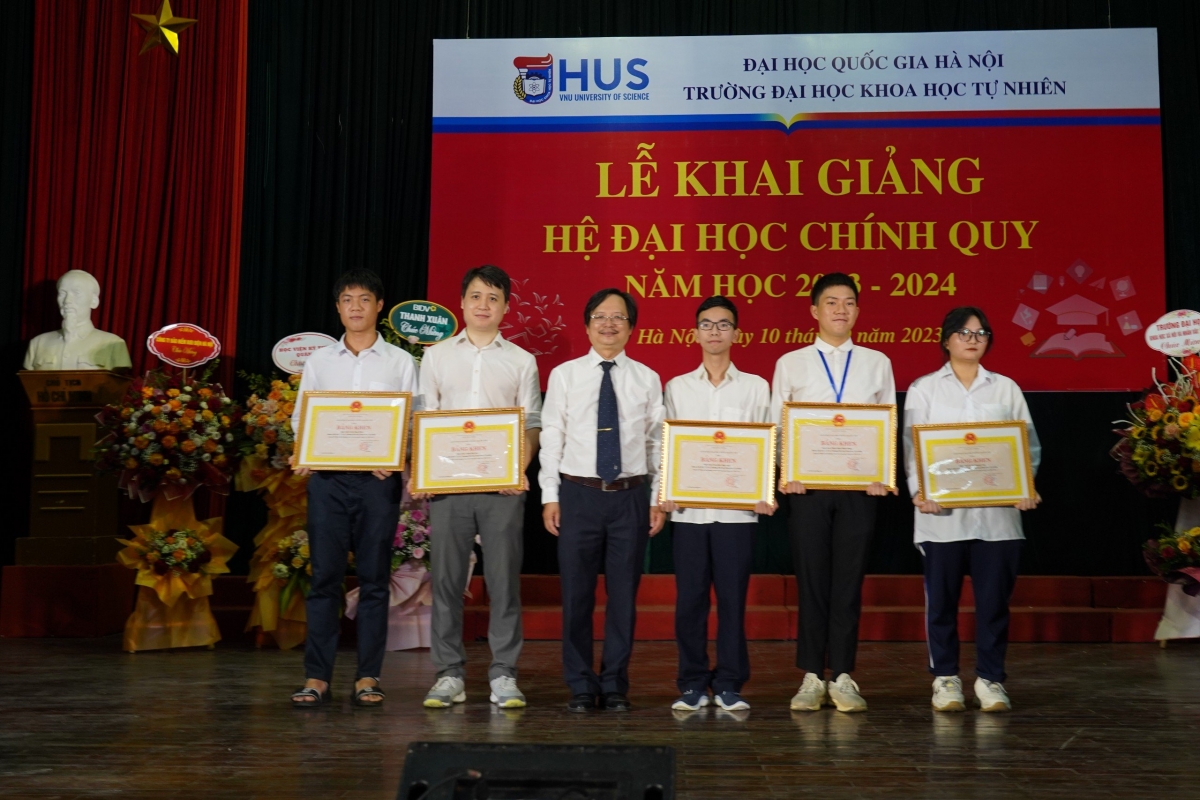 GS.TSKH. Vũ Hoàng Linh trao bằng khen của Đại học Quốc gia Hà Nội cho các sinh viên đạt giải Nhất trong các kỳ thi Olympic sinh viên toàn quốc năm học 2022-2023.