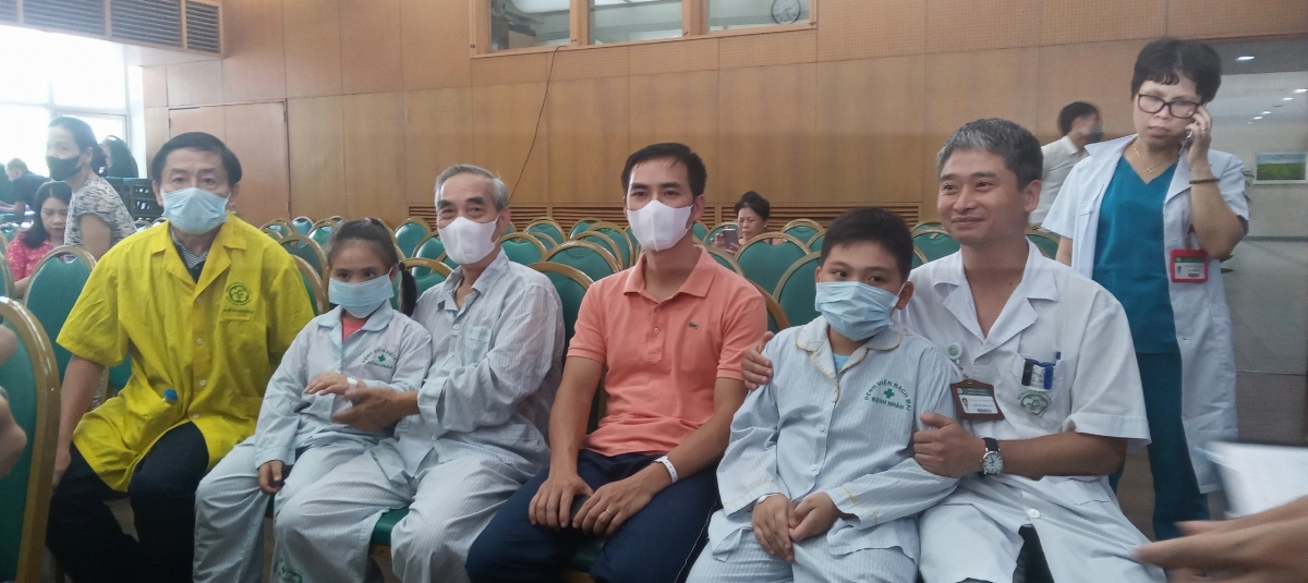 Gia đình anh Nguyễn Việt Hùng cùng các bác sỹ điều trị trực tiếp 