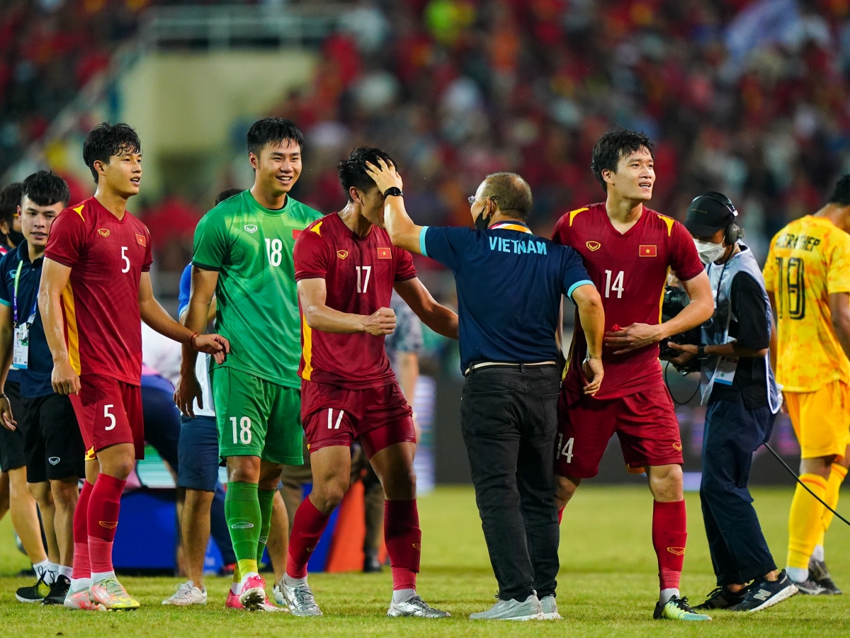 Kết thúc vai trò HLV trưởng đội tuyển bóng đá Quốc gia Việt Nam cùng với khối di sản đồ sộ, người thầy ấy lại tiếp tục kề về vai sát cánh cùng bóng đá Việt Nam.