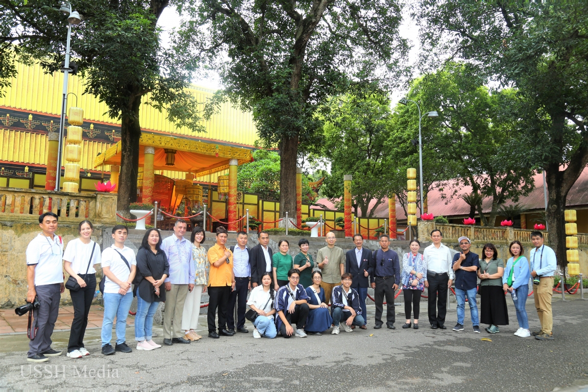 Các đại biểu thăm Hoàng Thành Thăng Long
