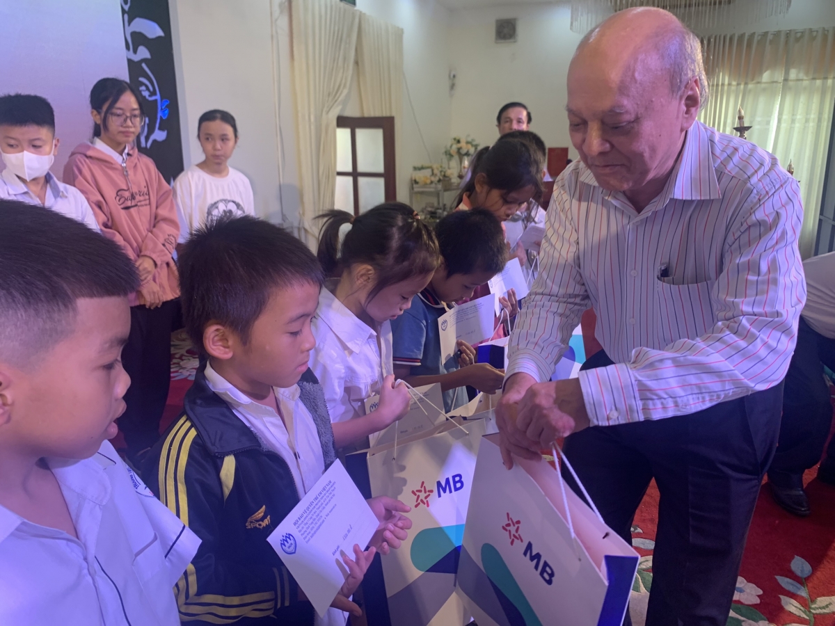 Ông Võ Anh Dũng, Phó Chủ tịch Hội Bảo vệ quyền trẻ em Việt Nam trao quà cho trẻ em tại Chương trình “Thắp sáng những ước mơ” lần thứ 8.
