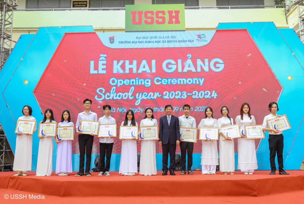 GS.TS. Hoàng Anh Tuấn, Hiệu trưởng Nhà trường trao Giấy khen và phần thưởng cho 12 sinh viên thủ khoa trong kỳ tuyển sinh năm 2023- 2024