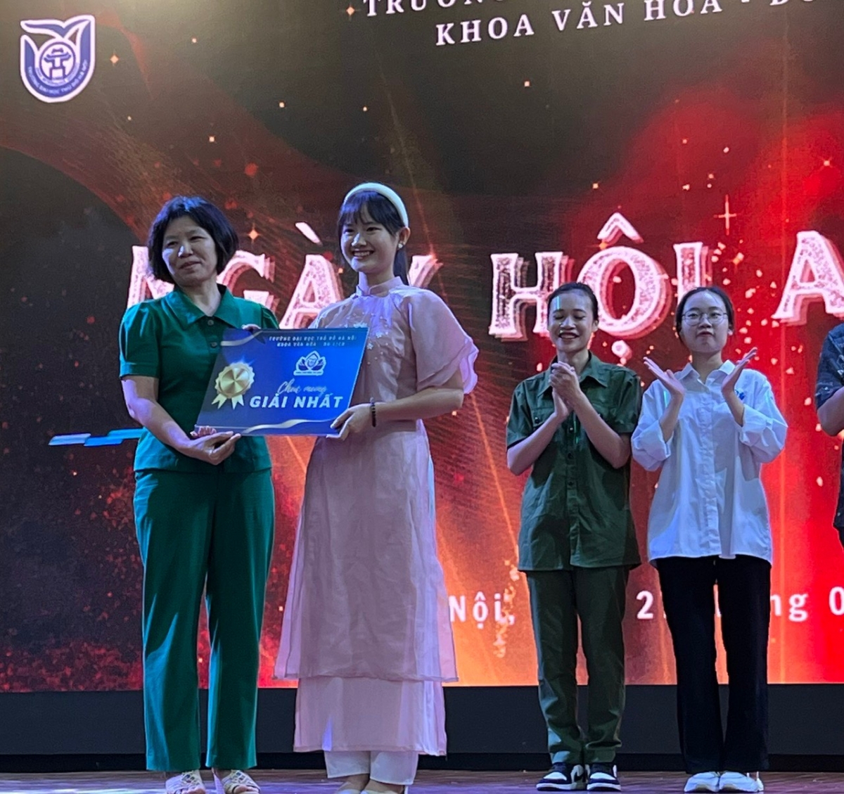 Tiến sĩ Trịnh Thị Ngọc Ánh - Phó trưởng khoa trao giải nhất cho sinh viên Trần Thị Quý, lớp Việt Nam học D21