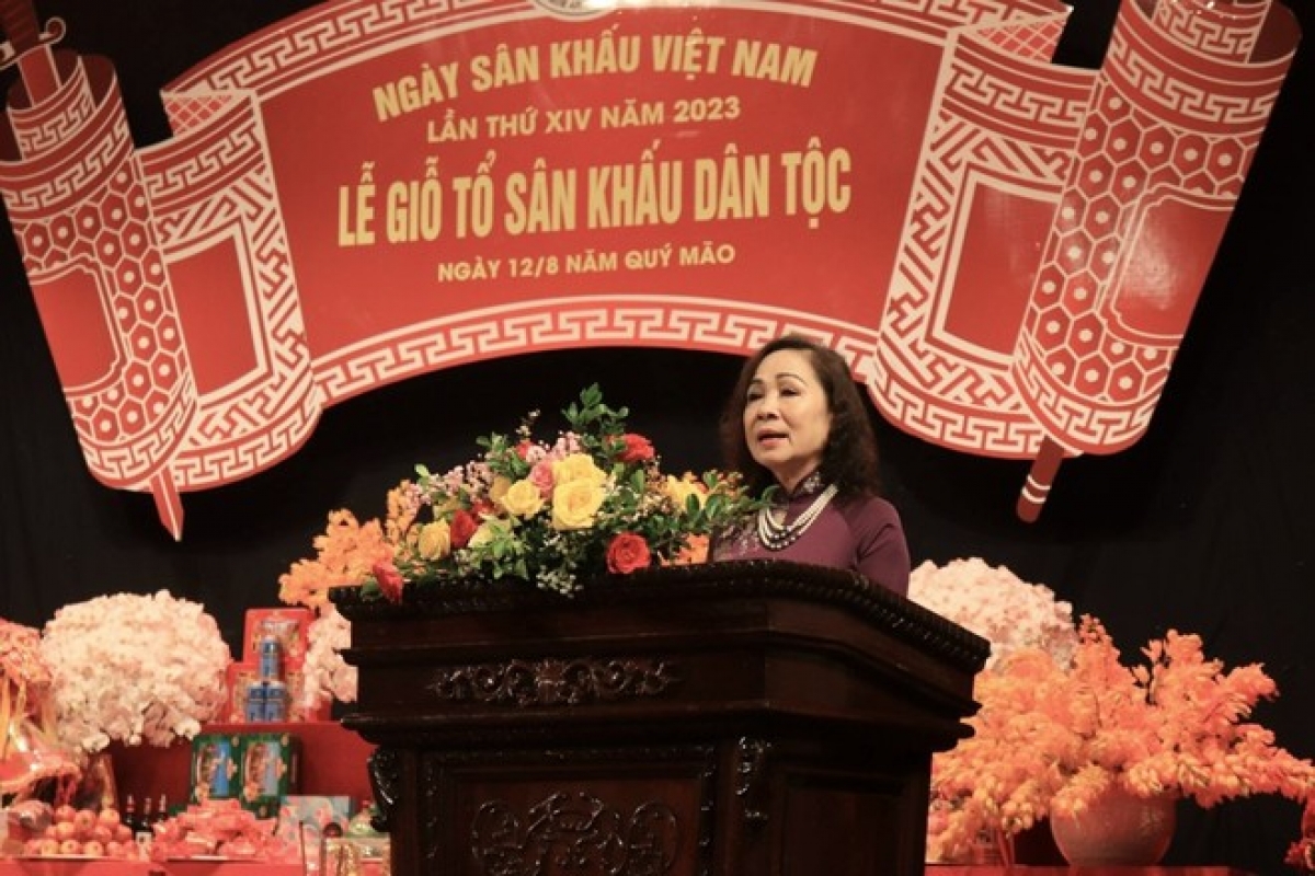 NSND Trịnh Thúy Mùi, Chủ tich Hội Nghệ sĩ Sân khấu Việt Nam phát biểu tại buổi lễ.