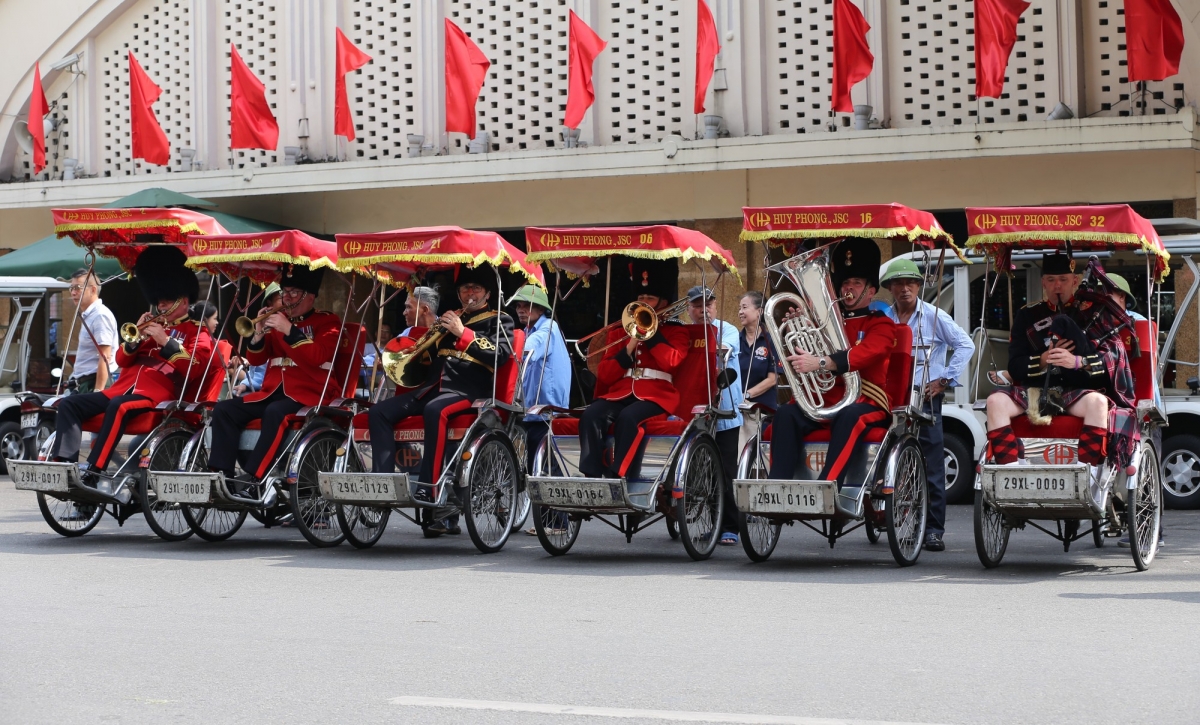 Các nhạc công dừng chân và biểu diễn phía trước chợ Đồng Xuân
 
