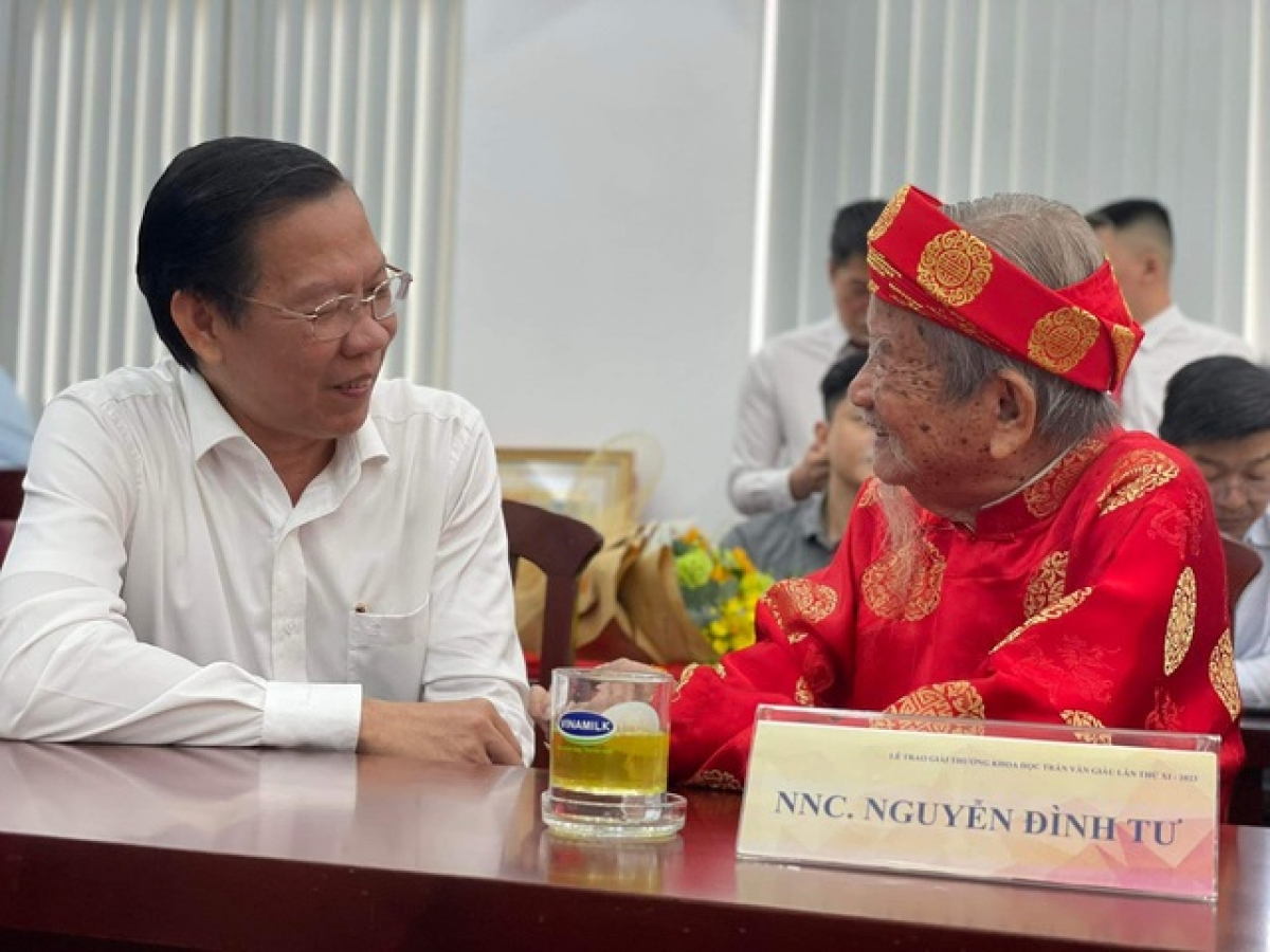 Ông Phan Văn Mãi, Chủ tịch UBND TP.HCM  trò chuyện thân mật cùng Nhà nghiên cứu Nguyễn Đình Tư.