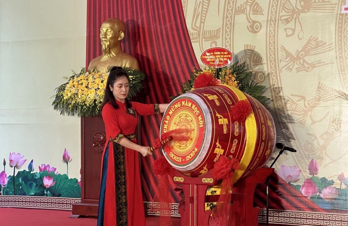 Hiệu trưởng Trường PTDTNT THCS huyện Văn Yên Triệu Thị Thu Phương đánh trống khai giảng