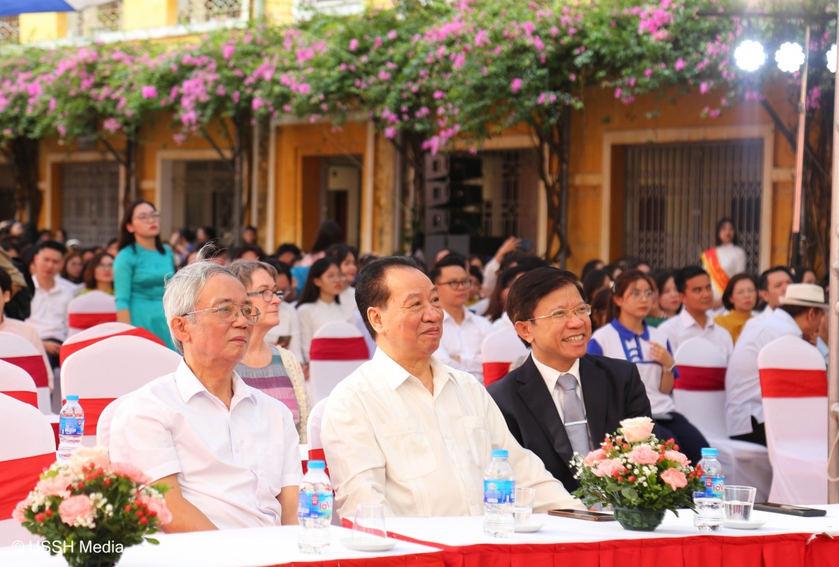 GS.TS. Phùng Hữu Phú, Chủ tịch Hội đồng Khoa học và Đào tạo, nguyên Uỷ viên Trung ương Đảng, nguyên Phó Trưởng ban Tuyên giáo Trung ương, nguyên Hiệu trưởng đầu tiên của Trường ĐH KHXH&amp;NV (người ngồi giữa) 