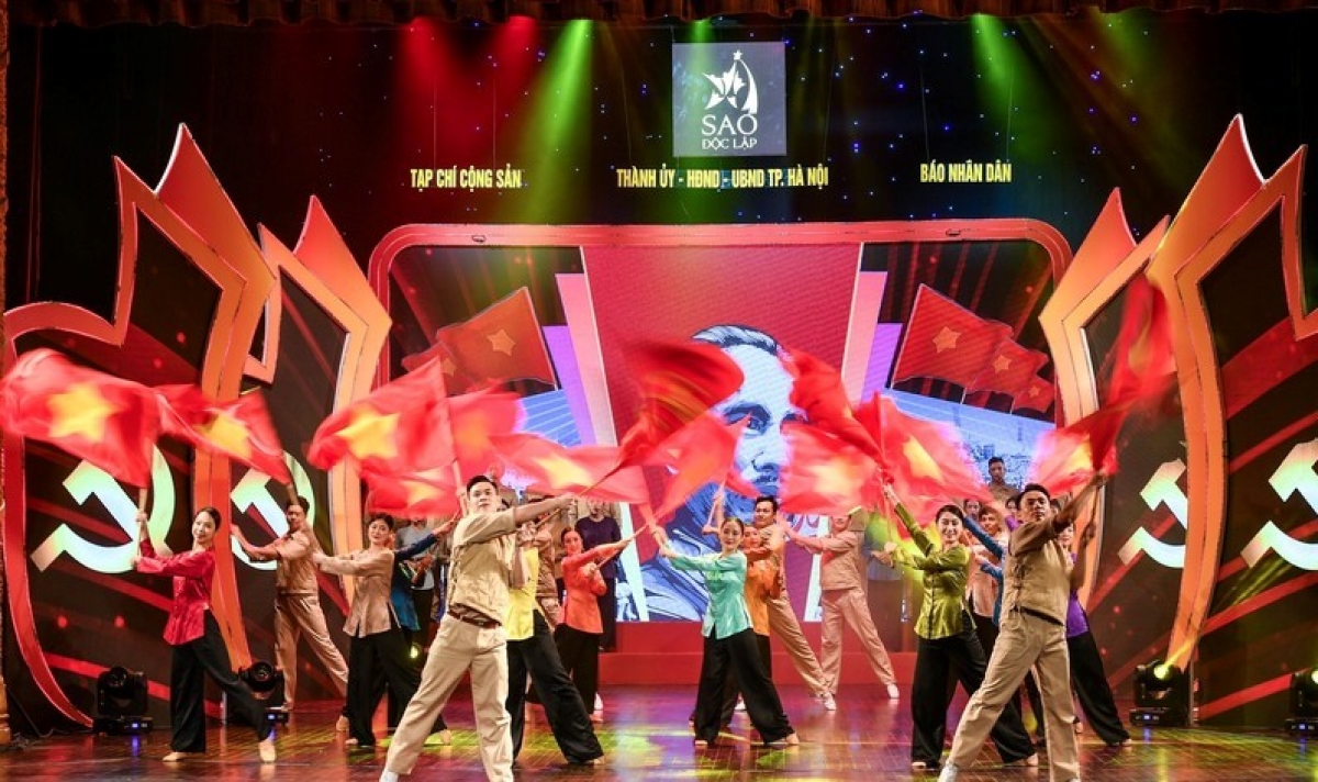 Ca khúc Giải phóng Điện Biên do các ca sỹ Đông Hùng, Đinh Quang Đạt, Đức Trung, Đức Thọ cùng tập thể múa biểu diễn tại Sao Độc Lập 2023.