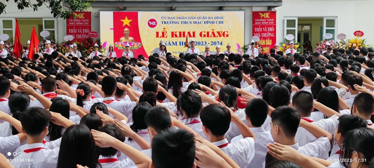 Hình ảnh lễ chào cờ ngày khai giảng ở trường THCS Mạc Đĩnh Chi, quận Ba Đình.