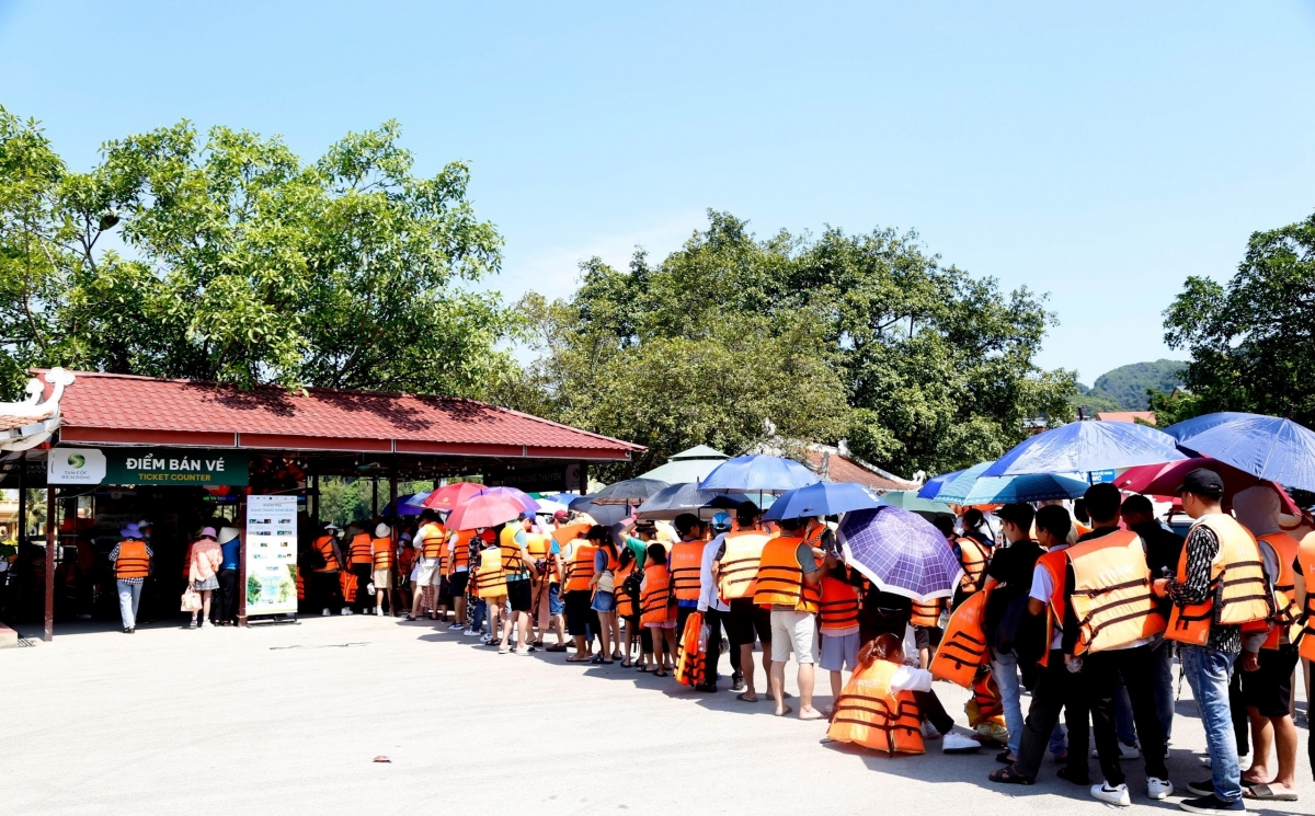 Rất đông du khách xếp hàng mua vé để tham quan, trải nghiệm tuyến du lịch Tam Cốc. Ảnh: Sở DL Ninh Bình