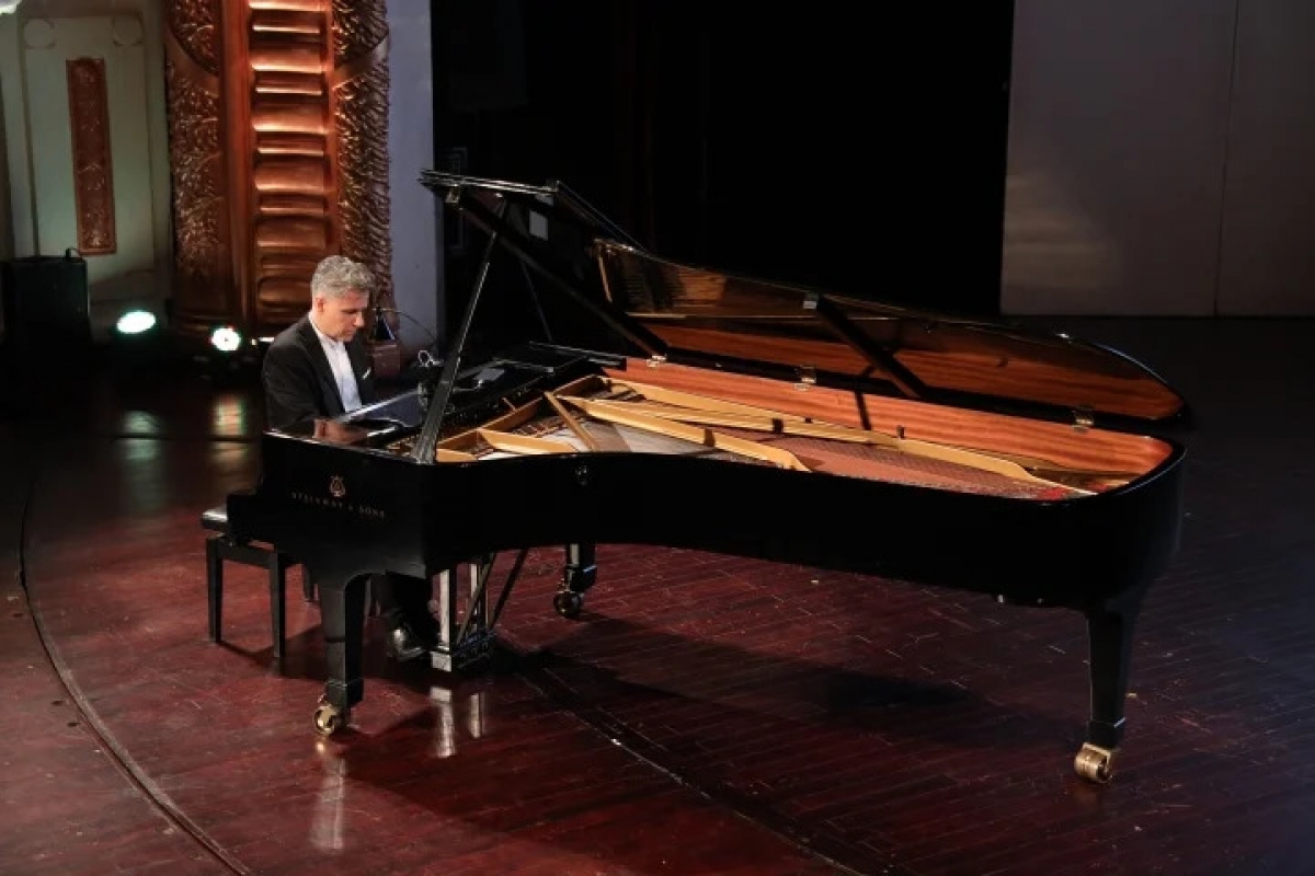 Nghệ sĩ piano Marcelo Bratke biểu diễn tại buổi hòa nhạc chào mừng kỷ niệm 201 năm ngày Quốc khánh nước Cộng hòa Liên bang Brazil