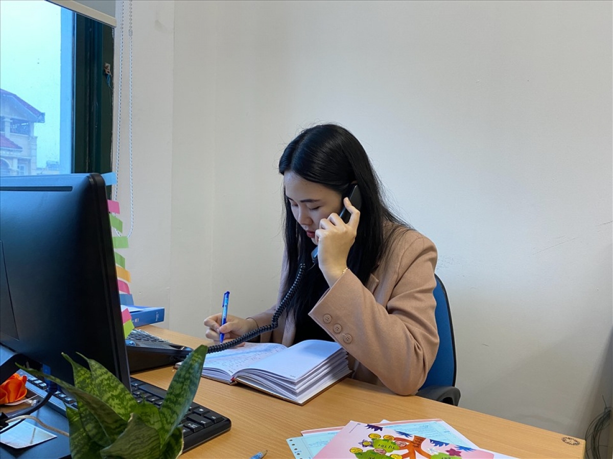 Nhân viên tham vấn tâm lý (Ngôi nhà bình yên, Hội LHPN Việt Nam)
luôn trực điện thoại để tiếp nhận các cuộc gọi từ nạn nhân