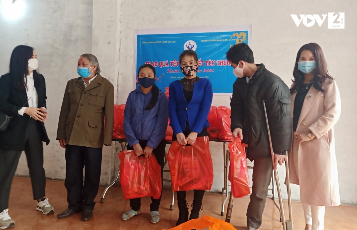Cựu chiến binh Văn Bát (thứ 2 từ trái qua) trong một dịp tham gia tặng quà cho người khuyết tật huyện Sóc Sơn, Hà Nội
