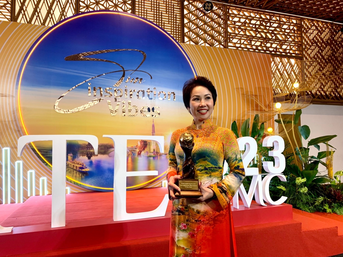 PGĐ Sở Văn hóa, Thể thao và Du lịch tỉnh Hà Giang nhận giải Điểm đến du lịch mới nổi hàng đầu châu Á năm 2023