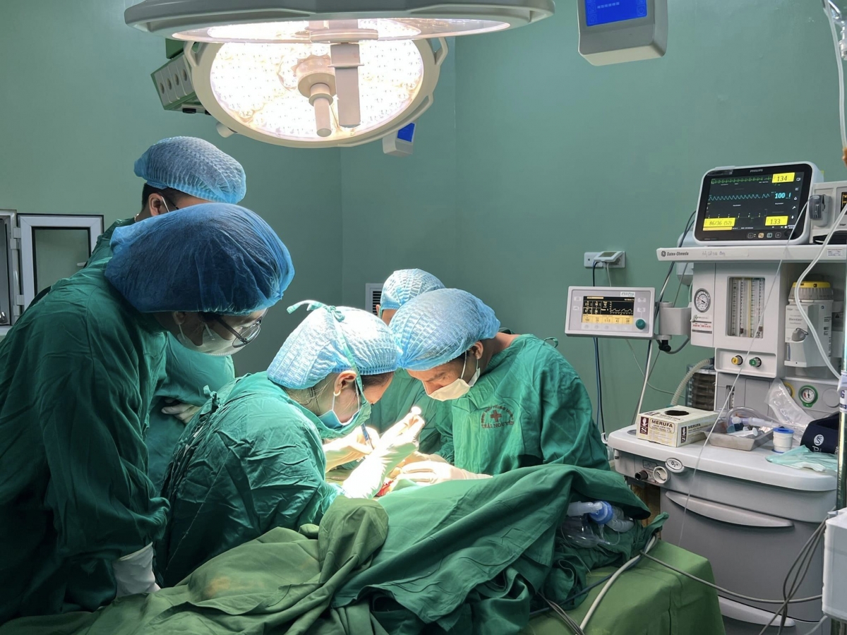 Các bác sĩ bệnh viện Trung ương Thái Nguyên thực hiện phẫu thuật nối liền thành công bàn tay bị đứt rời cho bệnh nhi. Ảnh: Minh Tâm