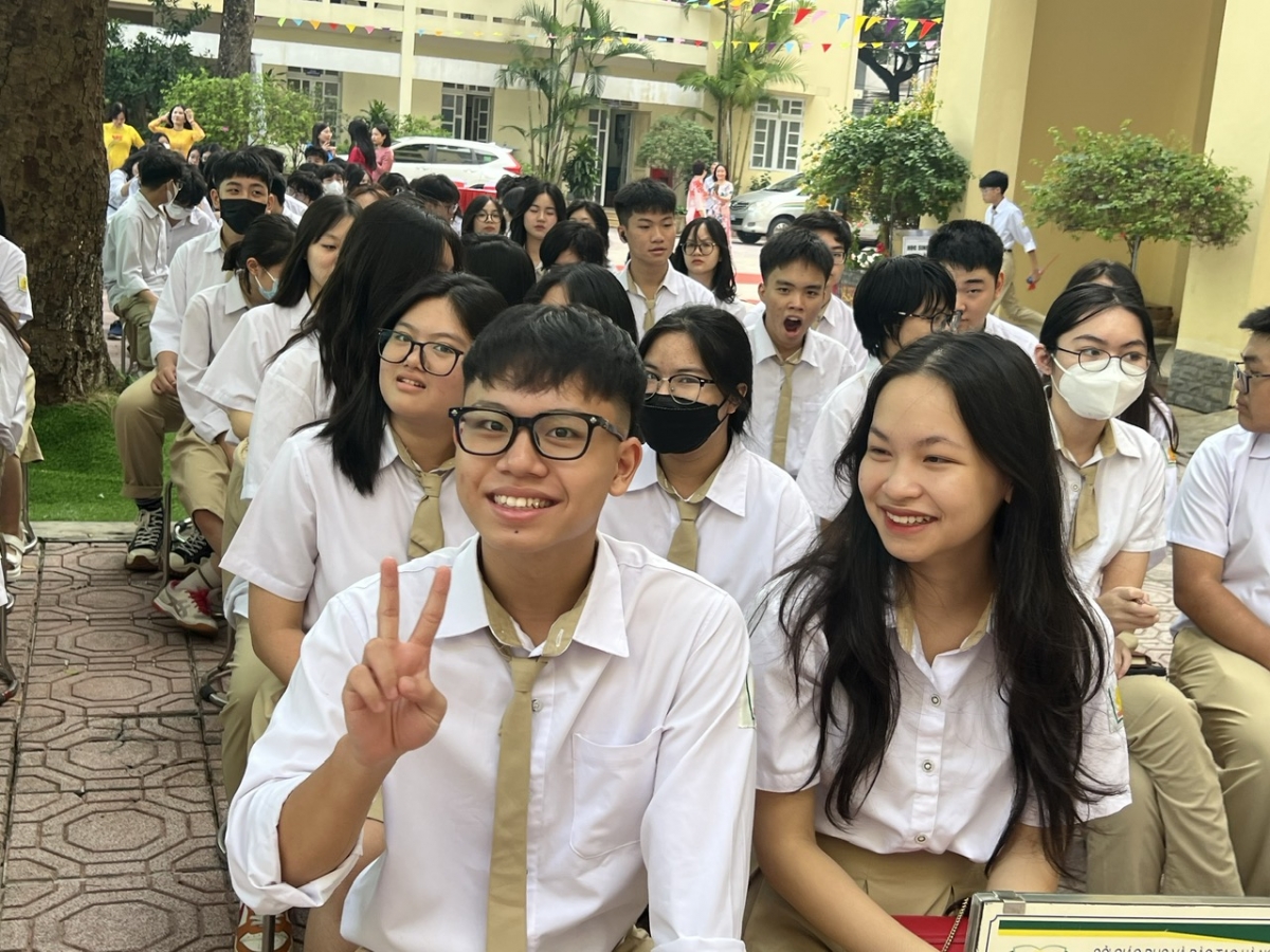Niềm vui ngày khai trưởng của những học sinh khối 10 trường THPT Phan Huy Chú,Đống Đa, Hà Nội 