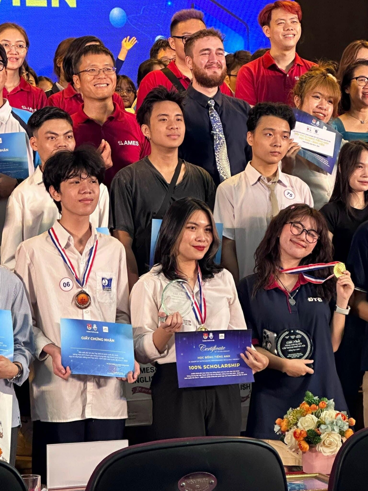 Cao Thùy Trang (đứng giữa), sinh viên lớp 66KDEC, trường ĐH Xây dựng Hà Nội và em Lê Ngọc Phương Anh (ngoài cùng bên phải), học sinh trường THPT Đoàn Thị Điểm đạt giải Nhất Hội thi 