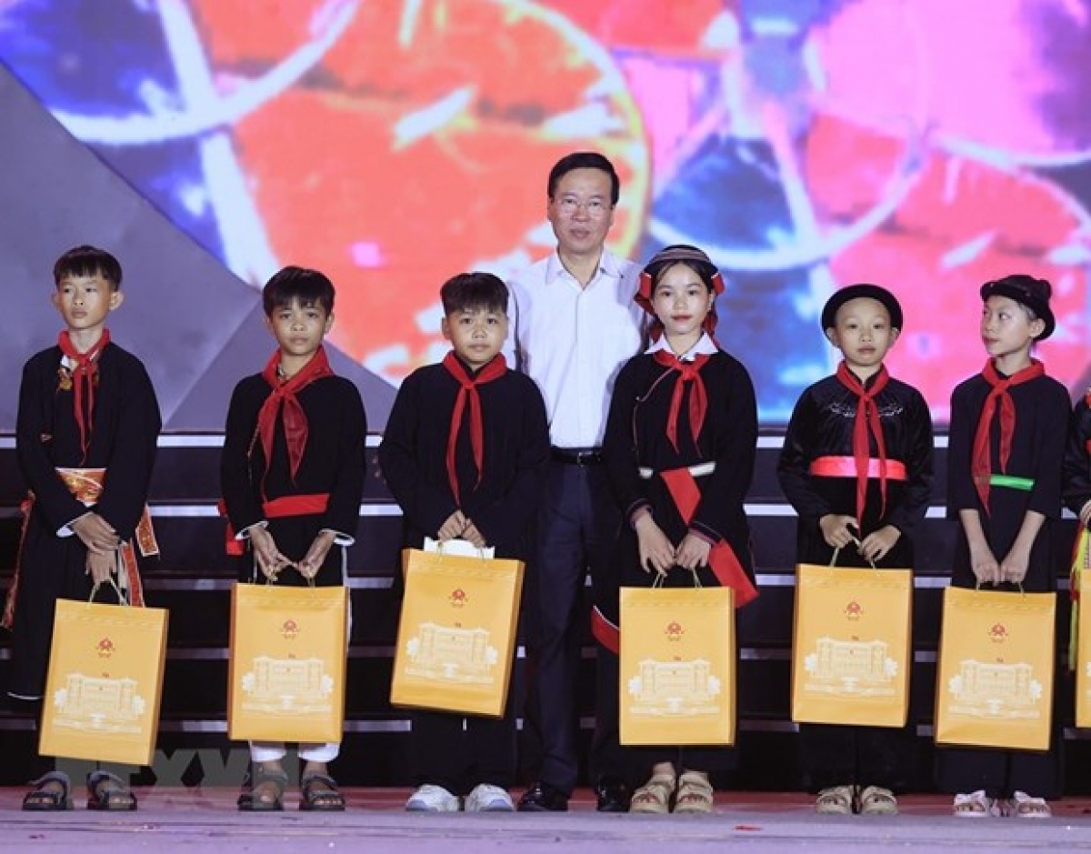 Chủ tịch nước Võ Văn Thưởng tặng quà cho các cháu thiếu nhi tại Đêm hội Thành Tuyên năm 2023
