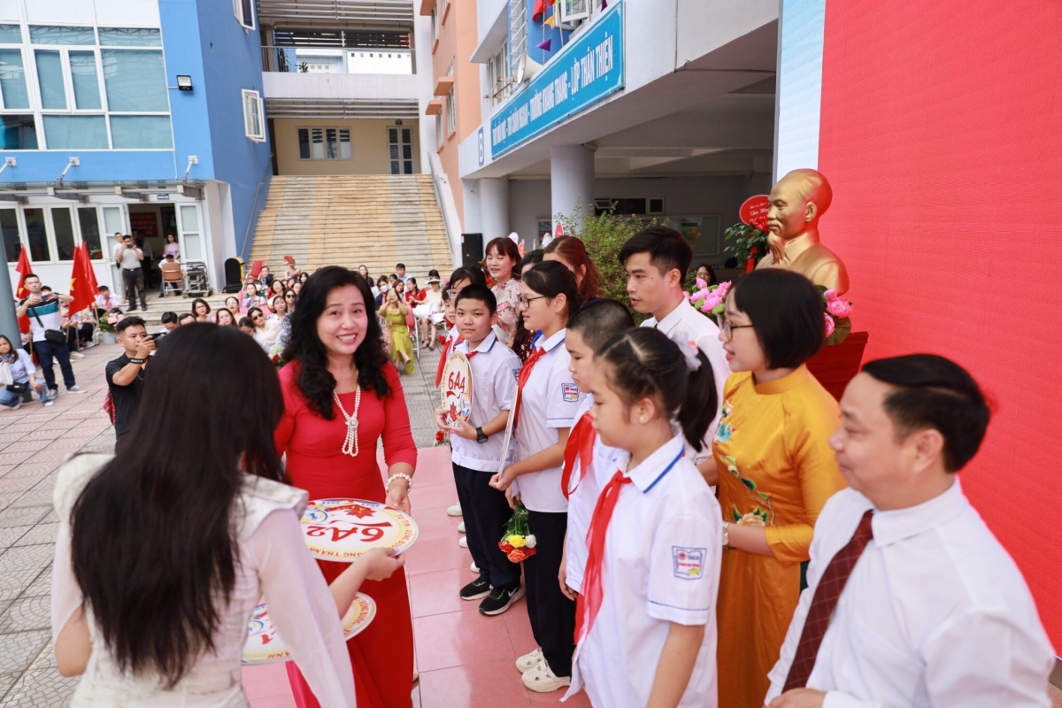 Cô Thanh Hà, Hiệu trưởng trường THCS Phan Chu Trinh trao biển lớp cho học sinh lớp 6.