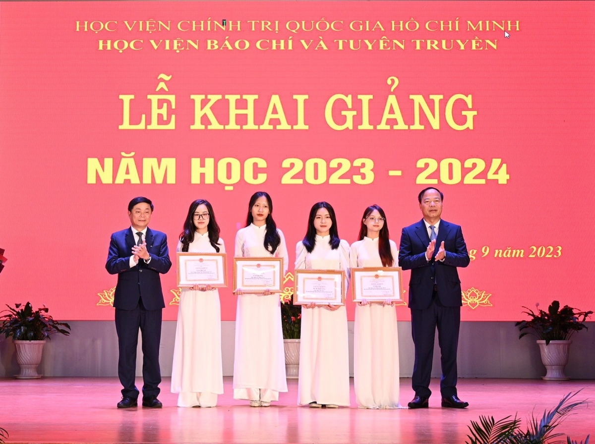Lãnh đạo Học viện Báo chí và Tuyên truyền tặng Giấy khen cho 4 sinh viên Khóa 43 là Thủ khoa đầu vào năm 2023