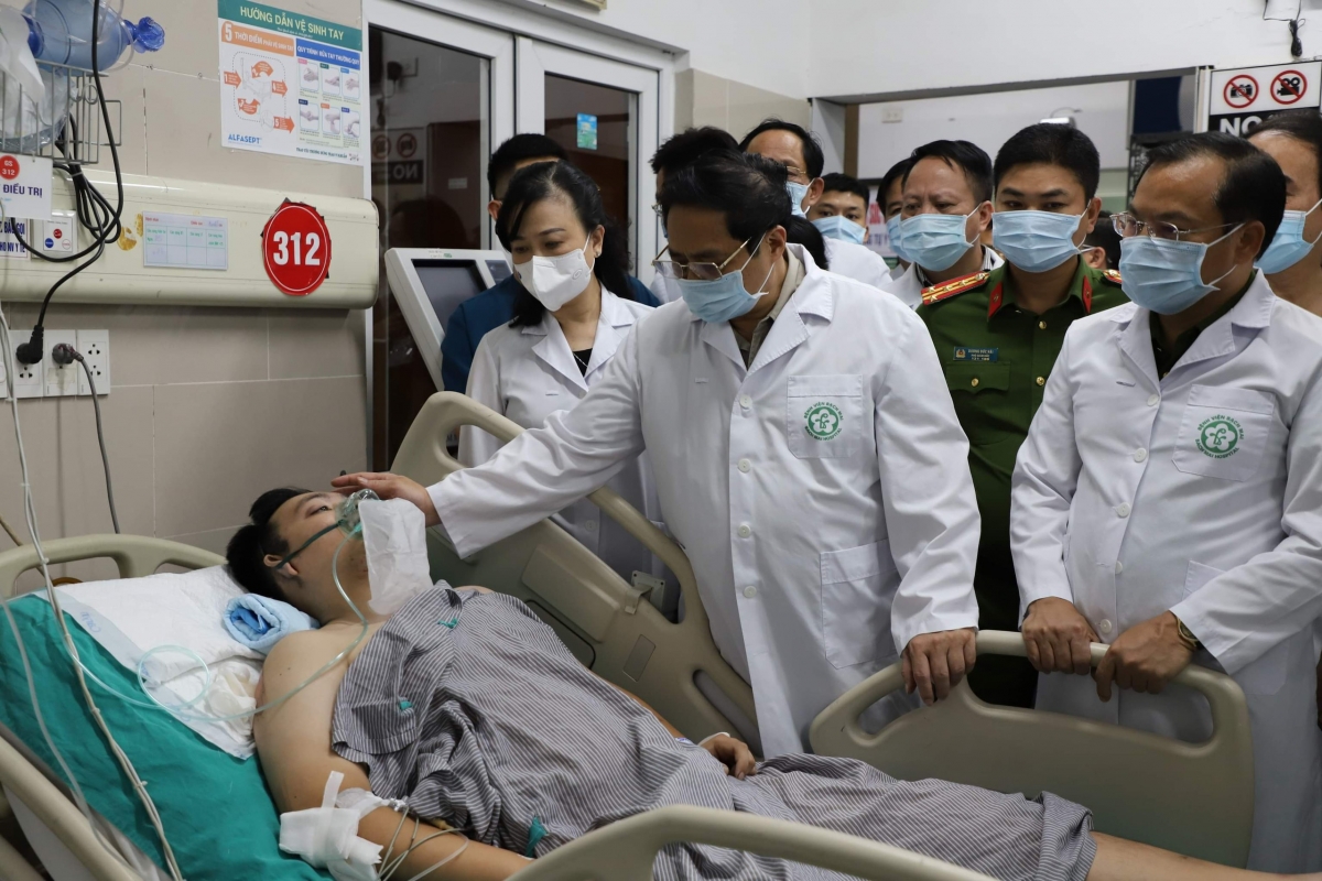 Thủ tướng thăm hỏi các bệnh nhân đang điều trị tại Bệnh viện Bạch Mai (Ảnh: Nguyễn Nhiên)