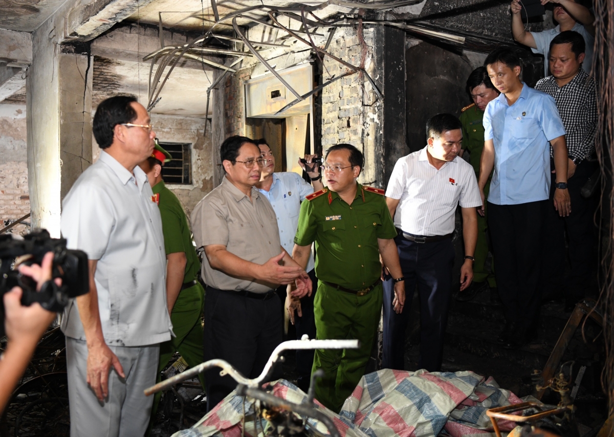 Thủ tướng Phạm Minh Chính thị sát tại hiện trường vụ cháy chung cư mini