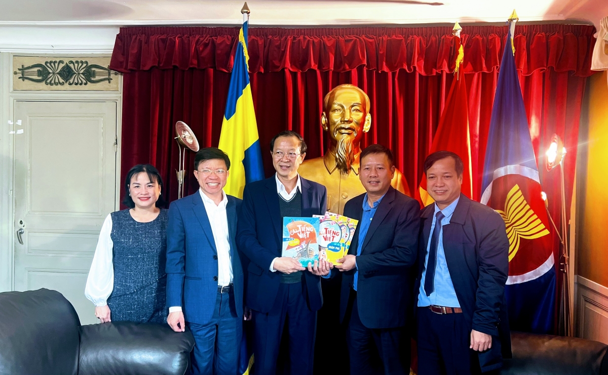 Đại sứ Trần Văn Tuấn tiếp nhận tài liệu học tiếng Việt cho kiều bào