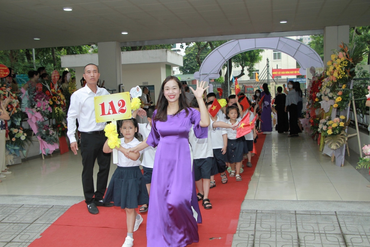 Học sinh lớp 1 tiểu học Hoàng Diệu, quận Ba Đình cùng thầy cô, các anh chị khối 2,3,4,5 bước vào năm học mới 2023-2024.