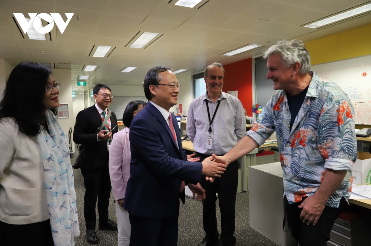 Tổng Giám đốc VOV Đỗ Tiến Sỹ thăm nơi làm việc của Đài phát thanh ABC Sydney và gặp gỡ một số nhóm sản xuất chương trình