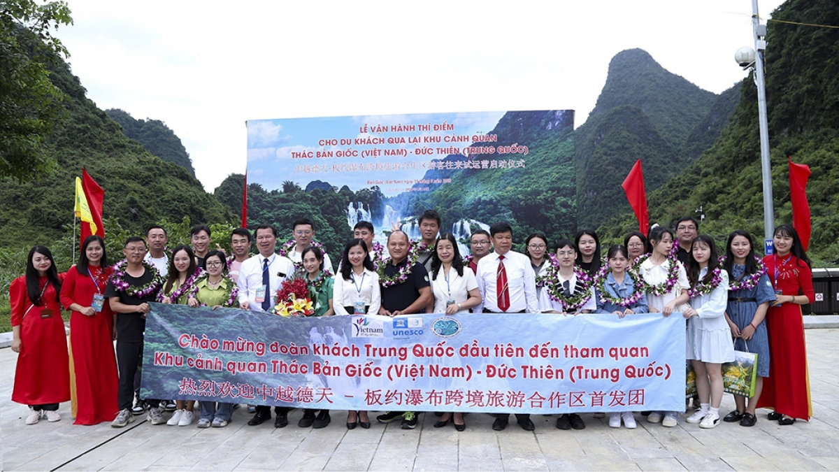 Đoàn du khách Trung Quốc đầu tiên tham quan thác Bản Giốc (Việt Nam) trong chương trình thí điểm vận hành Khu cảnh quan Thác Bản Giốc- Đức Thiên. Ảnh: BTC