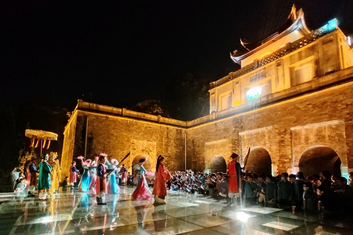 Tour đêm Giải mã Hoàng thành Thăng Long là sản phẩm hấp dẫn du khách của Thủ đô