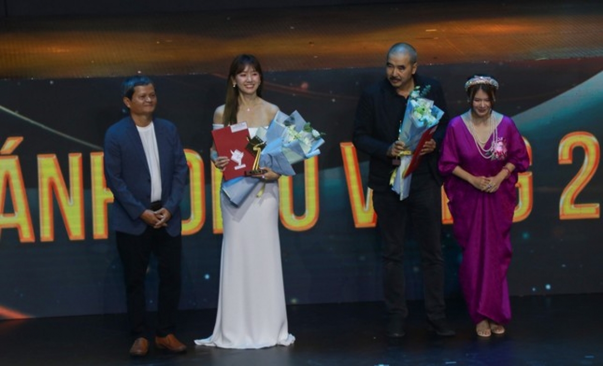 Ca sĩ Hari Won thay mặt Trấn Thành nhận giải Biên kịch xuất sắc phim Nhà bà Nữ