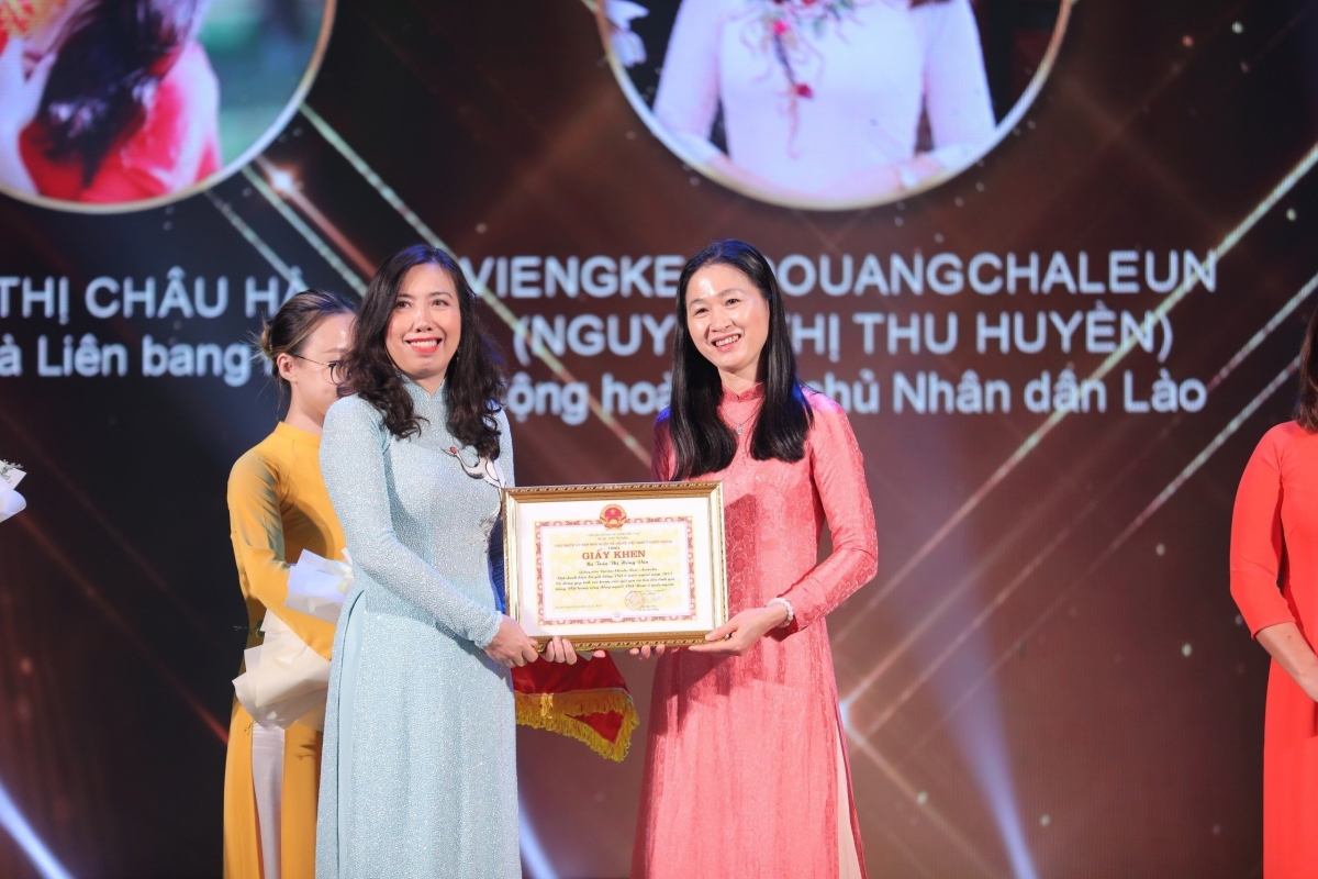 Đại sứ tiếng Việt, những người có nhiệm vụ thúc đẩy hỗ trợ tăng cường các hoạt động giảng dạy học tập và sử dụng tiếng Việt trong cộng đồng người Việt Nam ở nước ngoài.