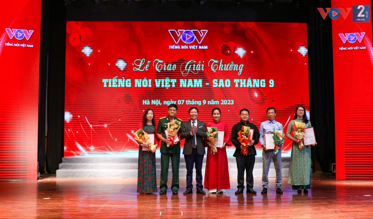 Phó Tổng Giám đốc VOV Vũ Hải Quang trao giải C cho các tác giả, nhóm tác giả đoạt giải Tiếng nói Việt Nam – Sao tháng 9.