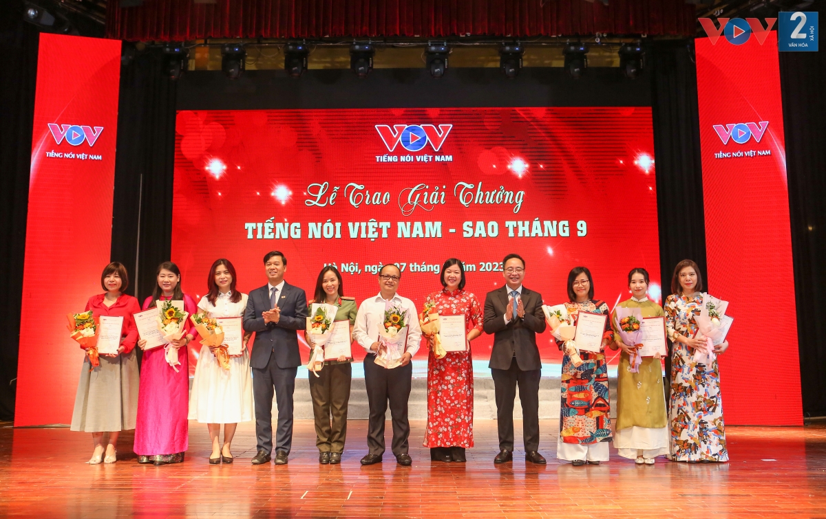 Phó Tổng Giám đốc VOV Ngô Minh Hiển và Phó Tổng Giám đốc VOV Phạm Mạnh Hùng trao giải Bạc - Giải thưởng Tiếng nói Việt Nam – Sao tháng 9, cho các tác giả, nhóm tác giả.