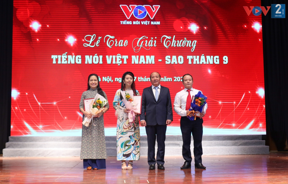 Phó Tổng Giám đốc VOV Trần Minh Hùng trao giải cho các cá nhân trong các lĩnh vực: phát thanh viên, người dẫn chương trình phát thanh, truyền hình ấn tượng trong năm; lĩnh vực sáng tác, biểu diễn, quản lý.