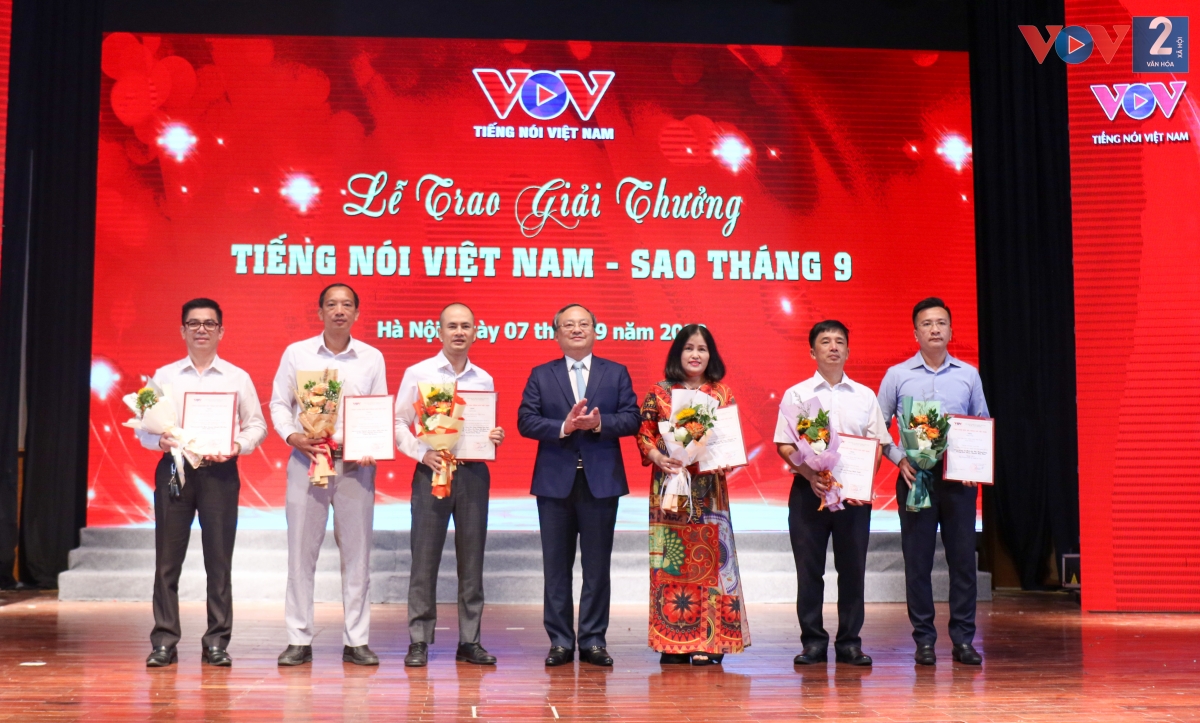 Tổng Giám đốc VOV Đỗ Tiến Sỹ trao giải Vàng Giải thưởng Tiếng nói Việt Nam – Sao tháng 9 cho các tác giả, nhóm tác giả.