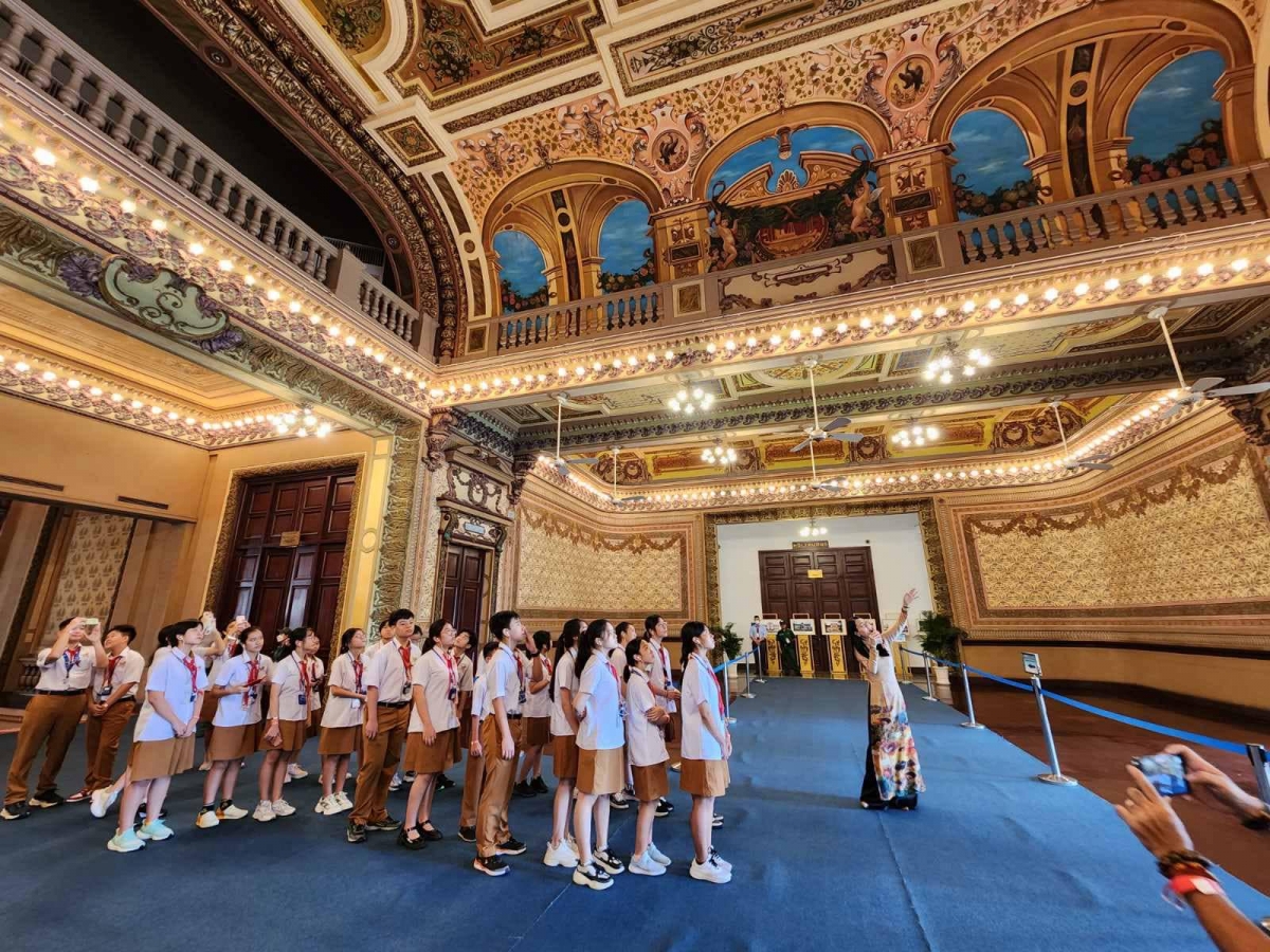 Những vị khách đầu tiên của chương trình tham quan di tích kiến trúc nghệ thuật cấp Quốc gia - Trụ sở HĐND và UBND TP Hồ Chí Minh dịp Quốc khánh 2/9/2023. Ảnh: BTC
