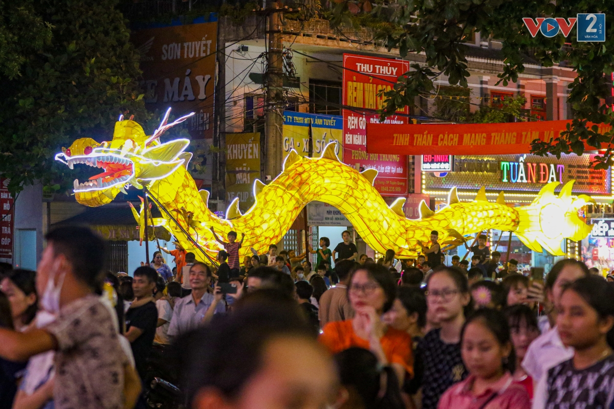 Những chiếc đèn trung thu khổng lồ, rực rỡ sắc màu hoà lẫn dòng người giữa phố phường báo hiệu cho một mùa lễ hội Thành Tuyên sắp đến.