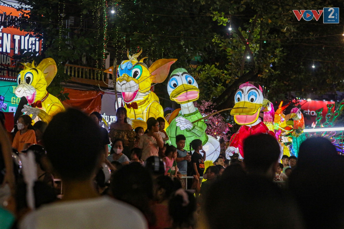 Không chỉ là ngày hội của người dân địa phương mà du khách từ nhiều nơi cũng đã tranh thủ về Tuyên Quang những ngày này để chiêm ngưỡng những mô hình đèn lồng đặc biệt và cảm nhận không khí lễ hội Trung thu độc đáo từ rất sớm.