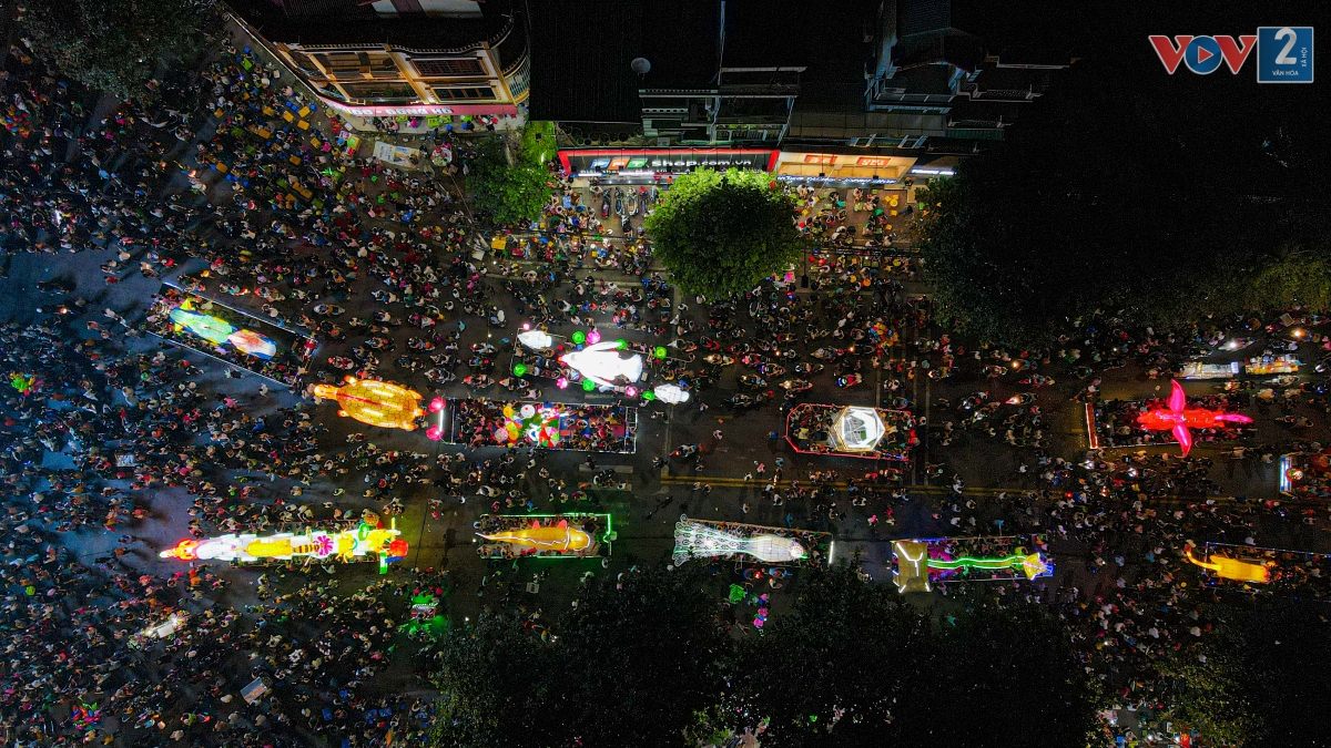 Dù còn 3 tuần nữa mới đến Trung thu nhưng đường phố Tuyên Quang những ngày này đã rộn ràng với những mô hình đèn trung thu khổng lồ.
