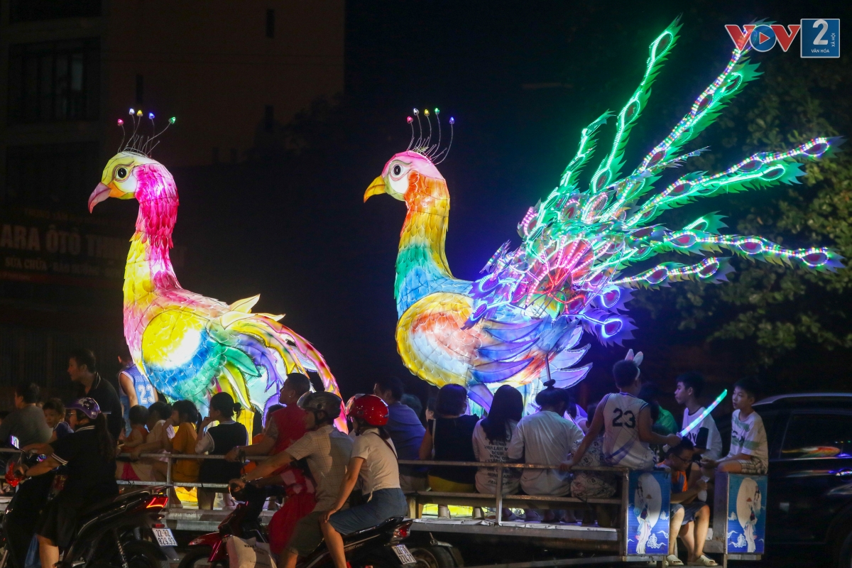 Lễ hội đã nổi tiếng khắp cả nước bởi sự độc đáo của những chiếc đèn lồng, đèn kéo quân có kích thước “siêu khủng”. Tổ chức kỷ lục Guinness Việt Nam đã chứng nhận “Đêm hội Thành Tuyên có nhiều mô hình đèn độc đáo, lớn nhất Việt Nam”.