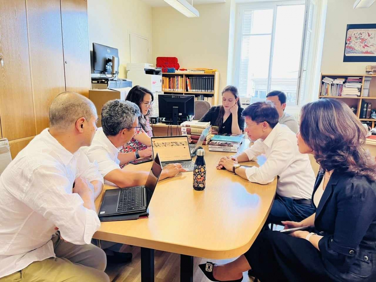 GS.TS Hoàng Anh Tuấn - Hiệu trưởng Trường ĐH KHXHNV (ĐHQGHN) thảo luận với thành viên dự án Vietnamica về kết quả số hóa một số nguồn tư liệu tiếng Pháp về vùng Nam Bộ để đưa lên website.