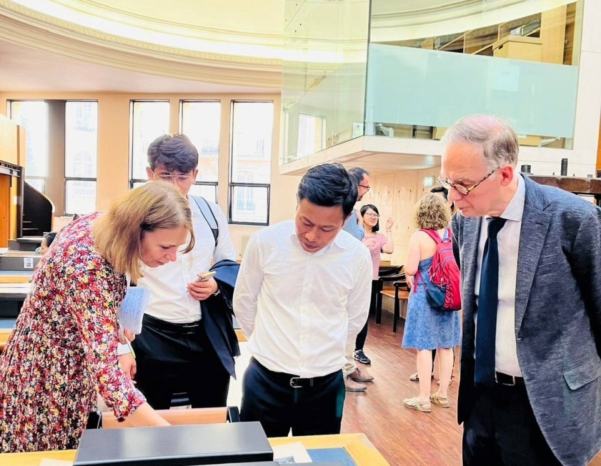 Giám đốc Nicolas Fiévé giới thiệu với Giám đốc Lê Quân một số tư liệu quý về Việt Nam hiện đang được lưu giữ tại Viện Viễn Đông Bác cổ Pháp ở Paris