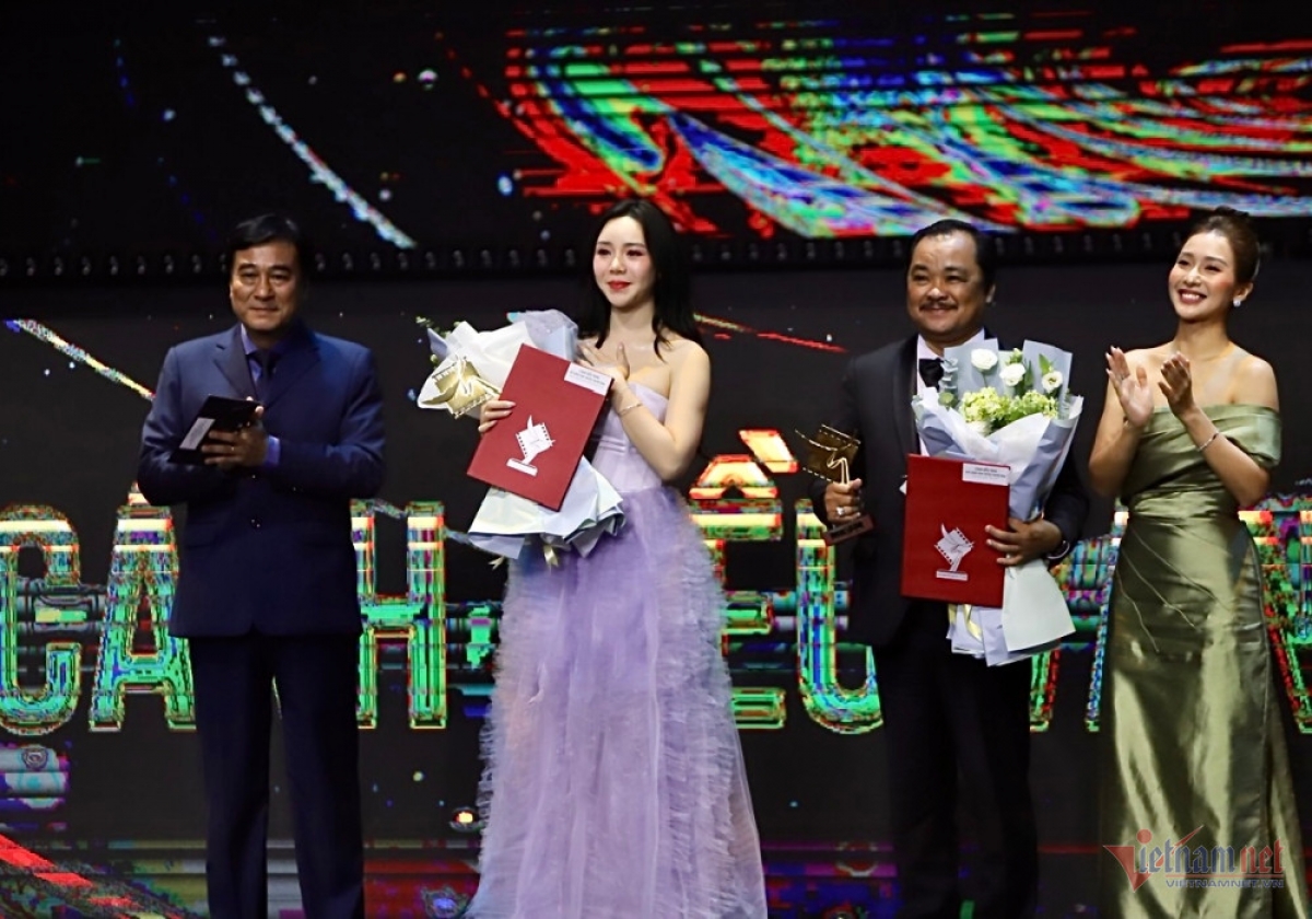 Ở hạng mục 'Nam chính xuất sắc phim truyền hình', giải thưởng gọi tên Thái Hòa với vai diễn trong phim 'Mẹ rơm'. Diễn viên Quỳnh Kool thắng giải 'Nữ chính xuất sắc' với diễn xuất ấn tượng phim 'Đừng làm mẹ cáu'