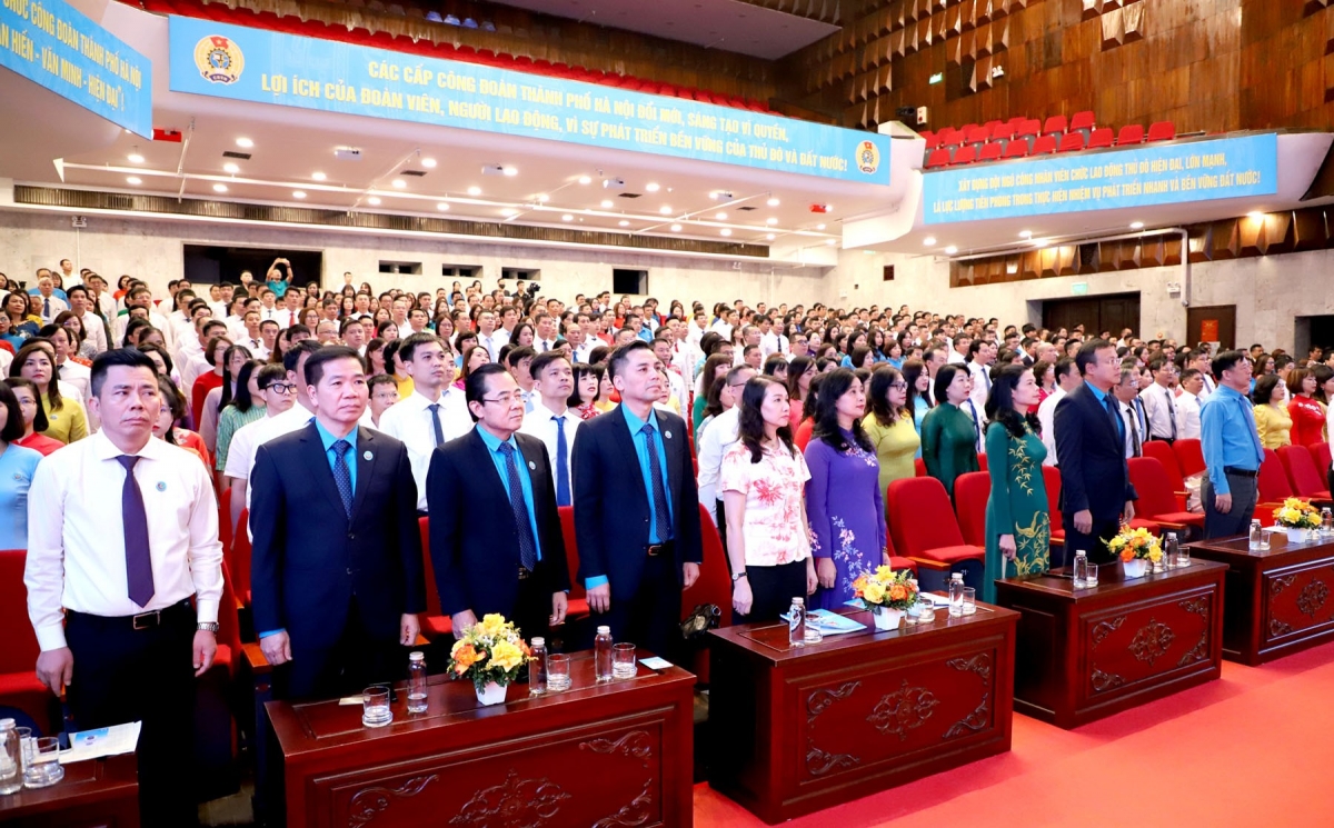 Các đại biểu tham dự Đại hội công đoàn thành phố Hà Nội làm lễ chào cờ