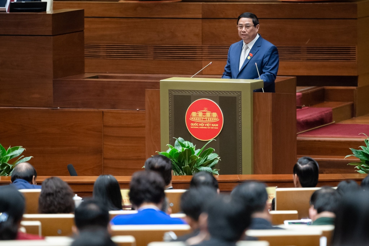 Thủ tướng Phạm Minh Chính trình bày báo cáo về kết quả phát triển kinh tế - xã hội năm 2023 và kế hoạch năm 2024